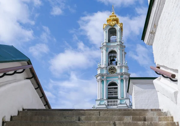 Grande campanile della chiesa ortodossa della Santissima Trinità San Se — Foto Stock