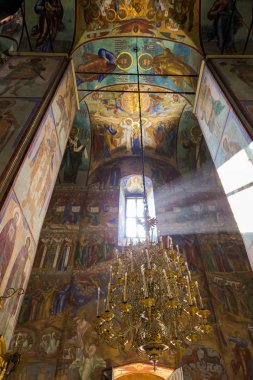 Kutsal Üçlü 'nün ortodoks kilisesinin penceresinden güneş ışınları geliyor.