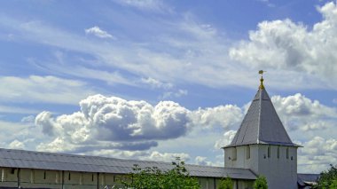 Yazın mavi bulutlu gökyüzü altında Ortodoks manastırı