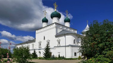 Yazın mavi bulutlu gökyüzü altında Ortodoks manastırı