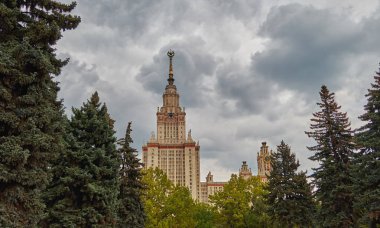 Dram altında yeşil ağaçları olan ünlü Rus üniversitesi kampüsü.
