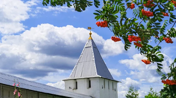 Monasterio ortodoxo bajo cielo azul nublado en verano —  Fotos de Stock