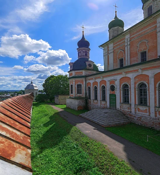 Православный монастырь под голубым облачным небом летом — стоковое фото