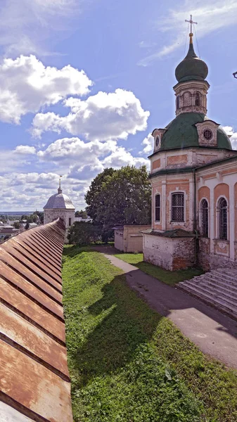 Православный монастырь под голубым облачным небом летом — стоковое фото