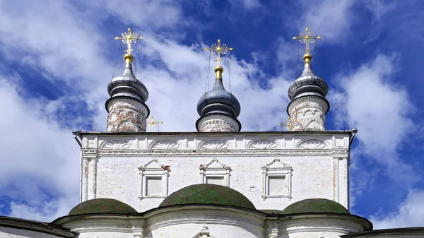 Православний монастир під блакитним хмарним небом влітку — стокове фото