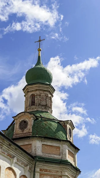 Monasterio ortodoxo bajo cielo azul nublado en verano — Foto de Stock