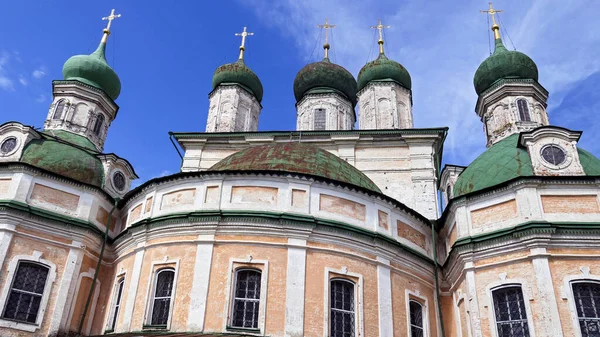 Monastero ortodosso sotto cielo nuvoloso blu in estate — Foto Stock