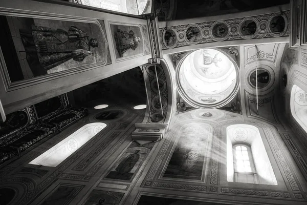 Vista en blanco y negro de los rayos de sol desde la ventana interior ch ortodoxa — Foto de Stock