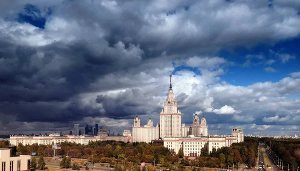 Dramati altındaki ünlü Rus üniversite kampüsünün panoramik görüntüsü