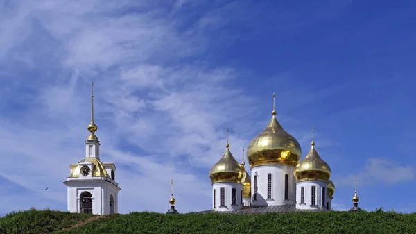Cupola d'oro del Cremlino di Dmitrov sotto il cielo estivo — Foto Stock