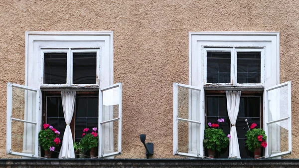 Dos ventanas abiertas con flores de colores —  Fotos de Stock