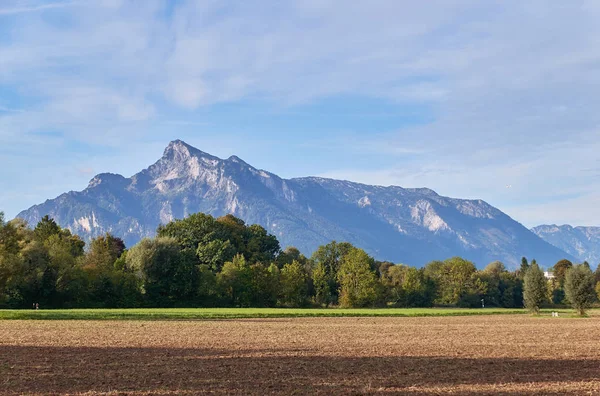 Alpes austriacos bajo el cielo dramático de otoño — Foto de Stock