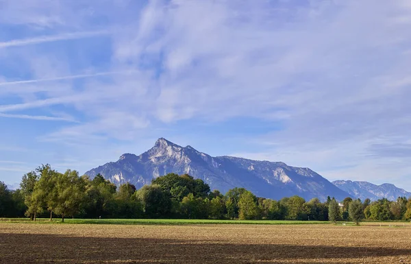 Alpes austriacos bajo el cielo dramático de otoño — Foto de Stock