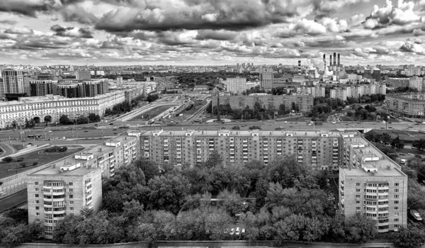 Панорамный вид с высоты птичьего полета на широкий проспект в Москве — стоковое фото