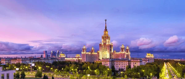 Panoramisch uitzicht vanuit de lucht op de beroemde Russische universiteitscampus in Mos — Stockfoto