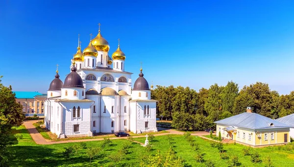 Сияющий Купол Православного Монастыря Солнечный Летний День Черной Машиной Большим — стоковое фото