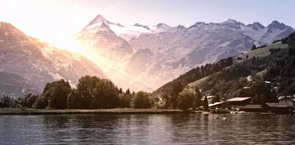 奥地利阿尔卑斯山上有落日波束的山地湖 — 图库照片