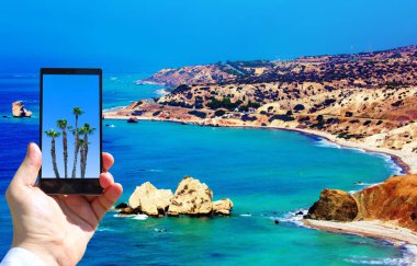 Afrodit 'in doğduğu yere yakın mavi zümrüt denizinin insan eli ve akıllı telefonuyla canlı görüntüsü. 