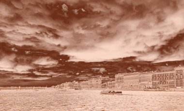 Neva Nehri 'nin her zamanki karanlık sularının coşkulu panoramik manzarası. Yazın Saint Petersburg' da fırtınalı ve dramatik bulutlar altında.