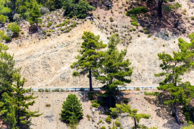 Kıbrıs Rum Kesimi 'nin Troodos bölgesinde ağaçlı, teraslı ve yollu yamaçlar 