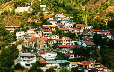 Dağ yamaçları ve güneşli Kıbrıs 'ın kırmızı çatı köyü 