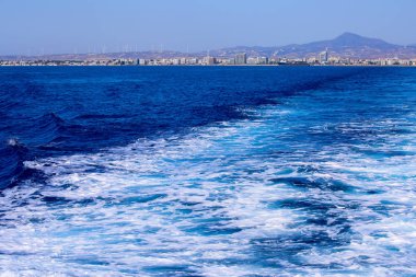 Kıbrıs 'ın parlak mavi ılık denizi, güzel güneş yansımaları ve şiş izleri.