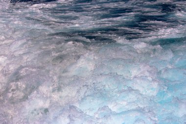 Kıbrıs 'ın parlak mavi ılık denizi, güzel güneş yansımaları ve şiş izleri.