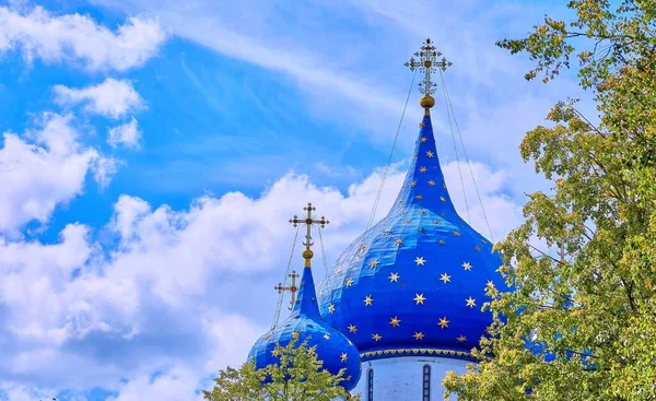 Vista Vibrante Stella Oro Cupola Blu Chiesa Ortodossa Sotto Cielo — Foto Stock