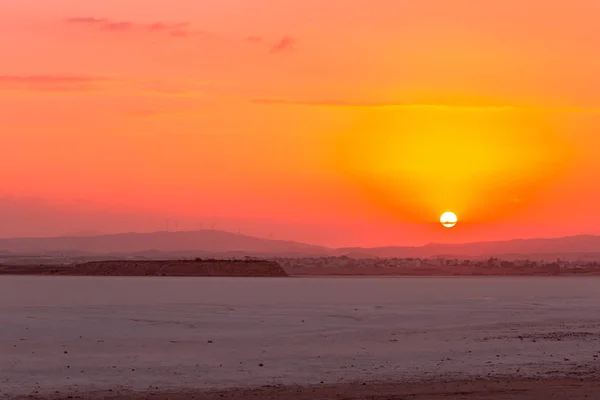 Oranje Zonsondergang Uitzicht Droog Zoutmeer Cyprus Larnaca Zomer Met Multilevel — Stockfoto