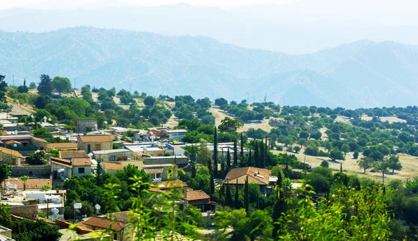 Encostas Montanha Aldeia Telhado Vermelho Chipre Ensolarado — Fotografia de Stock
