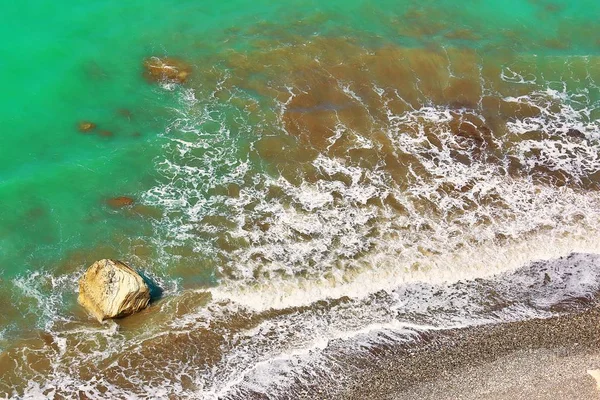 2018年夏天在塞浦路斯阿弗罗狄蒂诞生地附近著名的蓝色翡翠湾 — 图库照片