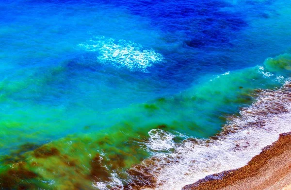 2018年夏季塞浦路斯阿佛洛狄忒诞生地附近著名的蓝色翡翠湾高对比度饱和色视图 — 图库照片