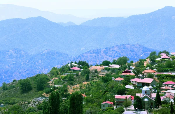 山の斜面と日当たりの良いキプロスの赤い屋根の村 — ストック写真