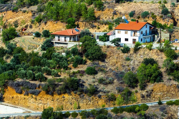 Dağ Yamaçları Güneşli Kıbrıs Kırmızı Çatı Köyü — Stok fotoğraf
