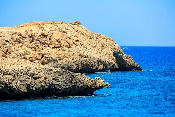 Güzel Güneş Yansımalarıyla Parıldayan Ilık Kıbrıs Denizi — Stok fotoğraf