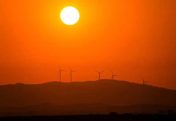Windenergie Generatoren Achtergrond Van Zonsondergang Boven Droog Zoutmeer Cyprus Larnaca — Stockfoto