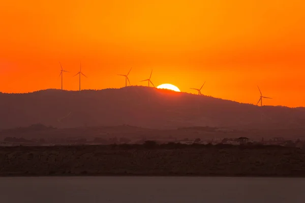 Windenergie Generatoren Achtergrond Van Zonsondergang Boven Droog Zoutmeer Cyprus Larnaca — Stockfoto