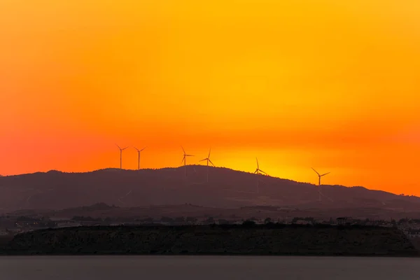 Windenergie Generatoren Achtergrond Van Zonsondergang Boven Droog Zoutmeer Cyprus Larnaca — Stockfoto