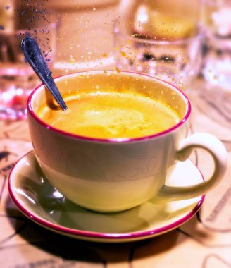 Sabah kahvesi ve kaşık kaşık kahve karışımı çözülüyor.