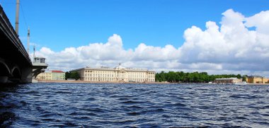 Yazın Saint Petersburg Neva nehrinin üzerindeki mavi bulutlu gökyüzünün canlı manzarası