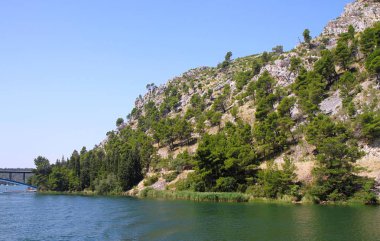 Güneşli Hırvatistan 'da dağlar ve doğal ormanlarla dolu gök mavisi yaz kıyıları