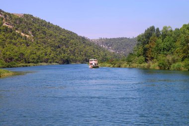 Güneşli Hırvatistan 'da dağlar ve doğal ormanlarla dolu gök mavisi yaz kıyıları
