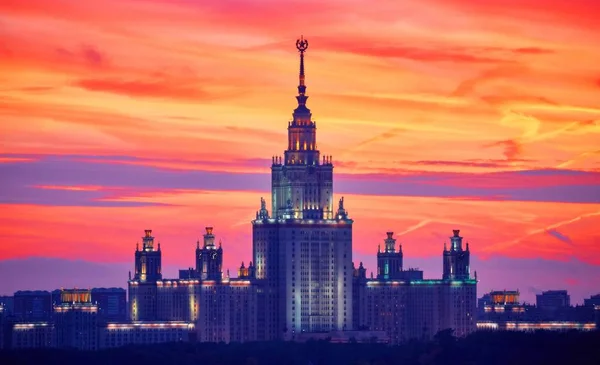 Silueta Iluminada Famosa Universidad Rusa Dramático Fondo Del Cielo Del — Foto de Stock