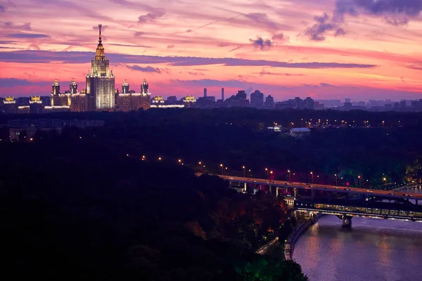 Günbatımı Gökyüzünün Dramatik Arka Planında Ünlü Rus Üniversitesi Nin Aydınlanmış — Stok fotoğraf