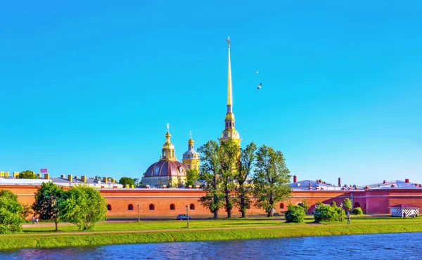 Lebhafter Blick Auf Blauen Wolkenverhangenen Himmel Und Newa Sankt Petersburg — Stockfoto