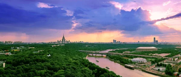 Regenachtige Zonsondergang Wolken Boven Rivier Park Brdge Schepen Grote Stad — Stockfoto