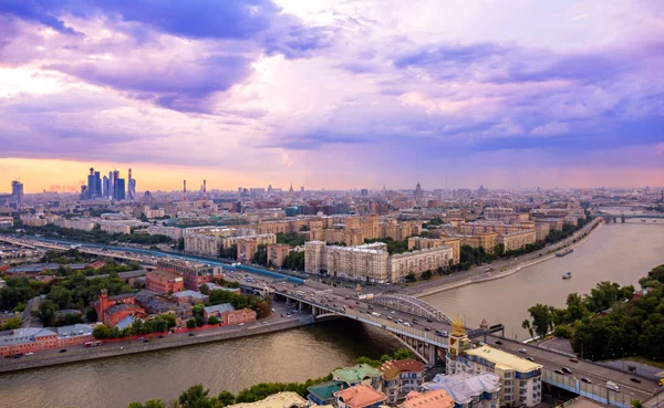 Levendig Panoramisch Uitzicht Zonsondergang Boven Moskou Stad Met Reizende Boten — Stockfoto