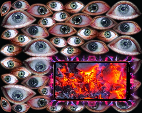 计算机安全提示 你的手机在监视你的生活 许多人眼的幻想背景下的防火墙 — 图库照片
