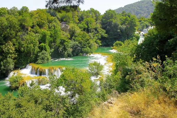 Sonnige Kroatische Wasserfälle Sommer Touristenort Krka — Stockfoto