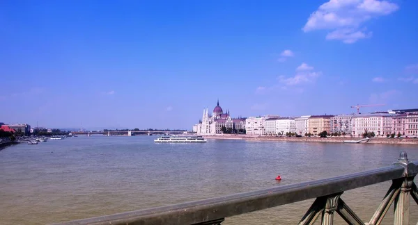 Vibrerande Utsikt Över Hängande Föra Över Stora Donau Sommaren Budapest — Stockfoto